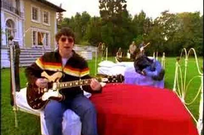 Lirik /Chord 'Don't Look Back in Anger' - Oasis, So Sally Can't Wait - Sonora.id
