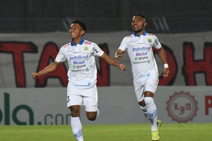 Pemain Persib Bandung, Febri Hariyadi dan Ardi Idrus ketika menghadapi Madura United di Stadion Gelora Bangkalan, Sabtu (5/10/2019).