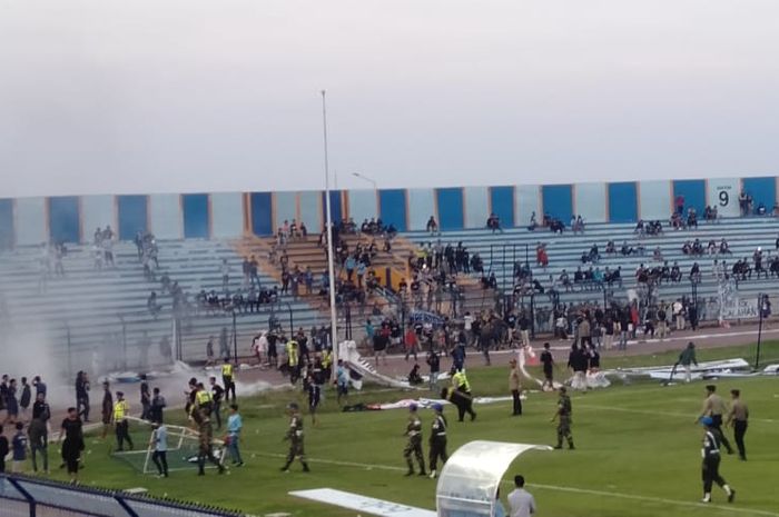 Suasana pertandingan Persela Lamongan menghadapi Perseru Badak Lampung FC di Stadion Surajaya, Lamongan pada Rabu (20/11/2019). Sejumlah oknum suporter tuan rumah, LA Mania, sempat memasuki lapangan dan merusak sejumlah fasilitas stadion yang membuat laga sempat dihentikan.