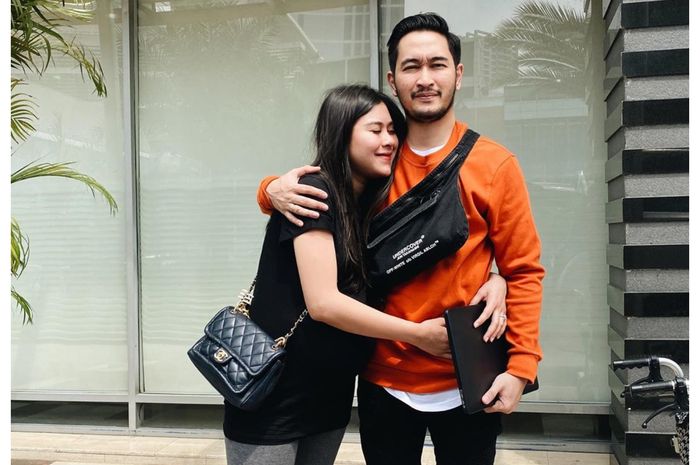 Syahnaz Sadiqah akan melahirkan bayi kembarnya awal Januari 2010 nanti. Sayangnya, proses persalinan itu tak akan disaksikan langsung oleh kakak sulungnya, Raffi Ahmad, yang sedang pergi berlibur.