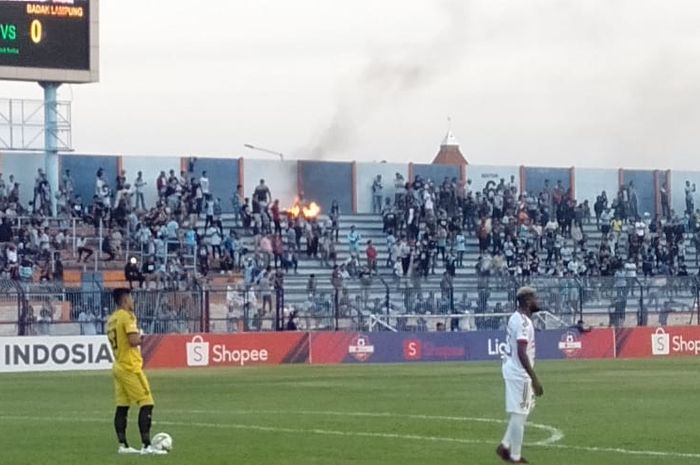 Suasana pertandingan Persela Lamongan menghadapi Perseru Badak Lampung FC di Stadion Surajaya, Lamongan pada Rabu (20/11/2019). 