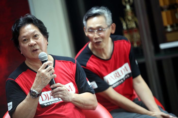 Legenda bulu tangkis Liem Swie King (kiri) dan Manajer Tim PB Djarum Fung Permadi saat menghadiri konferensi pers Audisi Umum Beasiswa Bulu Tangkis 2019 di GOR PB Djarum, Kudus, 19 November 2019.