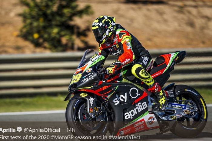 Pembalap Aprilia, Andrea Iannone saat melakoni sesi tes pramusim MotoGP di Sirkuit Ricardo Tormo, Valencia, Selasa (19/11/2019)