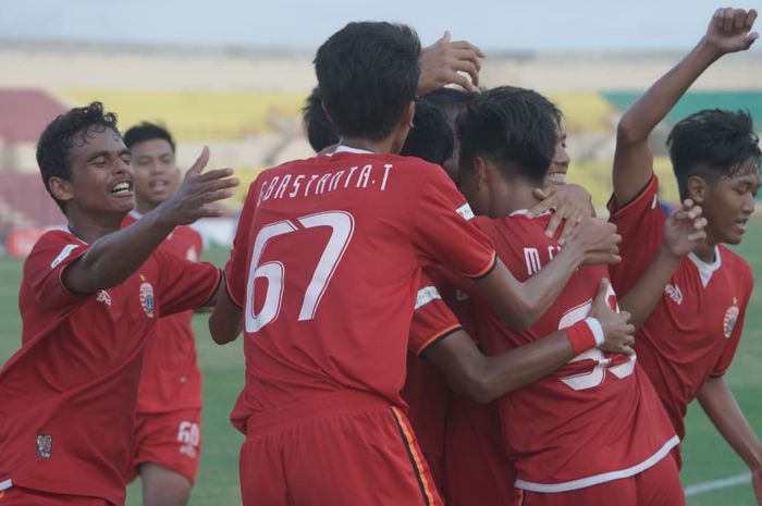 Para pemain Persija Jakarta U-18 saat merayakan gol yang dicetak Haezel Pradana ke gawang Persib Bandung U-18 pada babak delapan besar Elite Pro Academy Liga 1 U-18 2019.