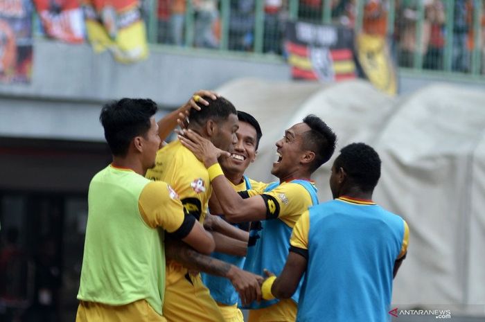 Pesepak bola Semen Padang FC Vendry Mofu (kedua kiri) mendapat sambutan hangat dari rekannya usai menyarangkan bola ke gawang Persija Jakarta pada laga tunda pekan ke-10 Liga 1 2019 Stadion Patriot Candrabhaga, Bekasi, Jawa Barat, Rabu (16/10/2019). 