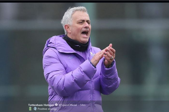 Jose Mourinho saat memimpin sesi latihan perdana Tottenham Hotspur.