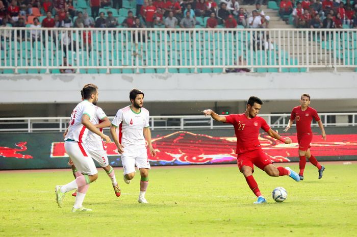 Pemain Timnas Indonesia U-23 saat berebut bola dengan pemain Iran pada laga persahabatan di Stadion Pakansari, Bogor, Jawa Barat, Sabtu (16/11/2019). Pada laga persahabatan tersebut Indonesia menang 2-1 dari Iran.