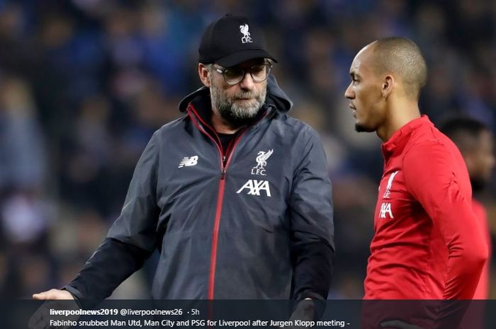 Juergen Klopp dan Fabinho terlibat dalam sebuah diskusi di pinggir lapangan.