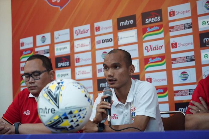 Pemain Persija Jakarta, Riko Simanjuntak (tengah) dalam sesi jumpa pers jelang lawan Arema FC di Stadion Kanjuruhan, Malang, Sabtu (23/11/2019).