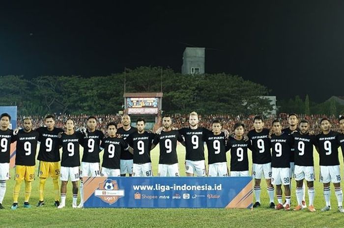 Para pemain Bali United mengenakan kaos hitam bertuliskan nama Ilija Spasojevic sebagai tanda duka atas meninggalnya istri Spaso, Lelhy Arief Spasojevic, dalam laga melawan PSM, Sabtu (23/11/2019).