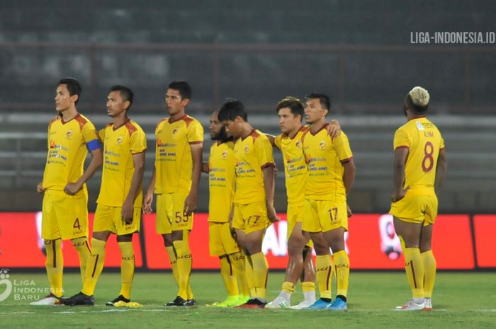 Para pemain Sriwijaya FC berdiri menyaksikan babak adu penalti melawan Persita Tangerang di semifinal Liga 2 2019, Jumat (22/11/2019).