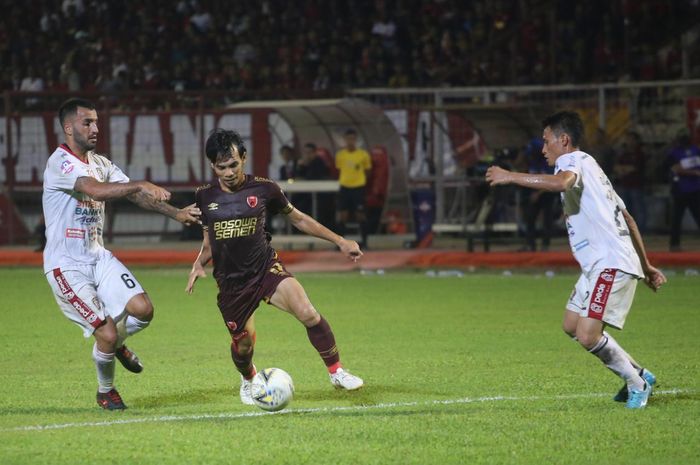 Pencetak gol PSM Makassar, Rasyid Bakri, dikawal dua pemain Bali United di area kotak penalti dalam laga pekan ke-28 di Stadion Andi Mattalatta, Sabtu (23/11/2019).