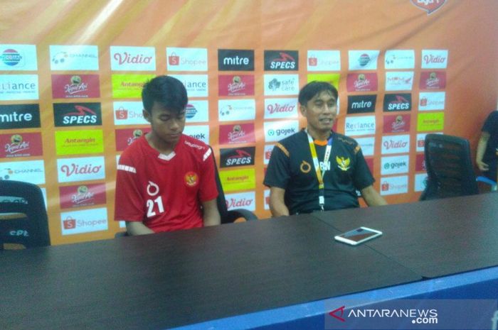 Pelatih tim pelajar Indonesia Bambang Warsito (kanan) dan pemain sayap Muhammad Supriadi (kiri) menghadiri konferensi pers purnalaga melawan Malaysia yang dimainkan di Stadion Batakan, Balikpapan, Jumat (22/11/2019).