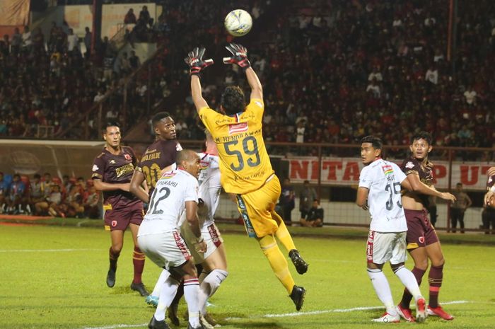 Kiper Bali United, Wawan Hendrawan, melakukan penyelamatan dalam laga pekan ke-28 melawan PSM Makassar di Stadion Andi Mattalatta, Sabtu (23/11/2019).