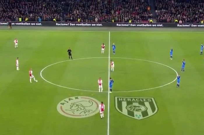 Dua klub Liga Belanda, Ajax Amsterdam dan Heracles Almelo menunda kick-off selama semenit pada Sabtu (23/11/2019) sebagai bentuk protes pada aksi rasisme pada pemain kasta kedua Liga Belanda.