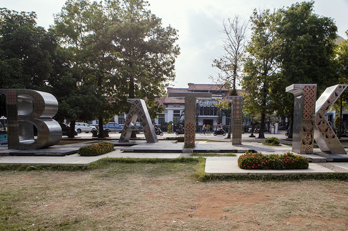 Untaian aksara membentuk kata BATIK di Lapangan Jetayu menjadi salah satu penanda Kota Pekalongan. 