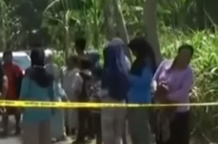 Kerumunan warga yang ingin melihat proses evakuasi jenazah Slamet yang hendak memperkosa istri temannya sendiri.