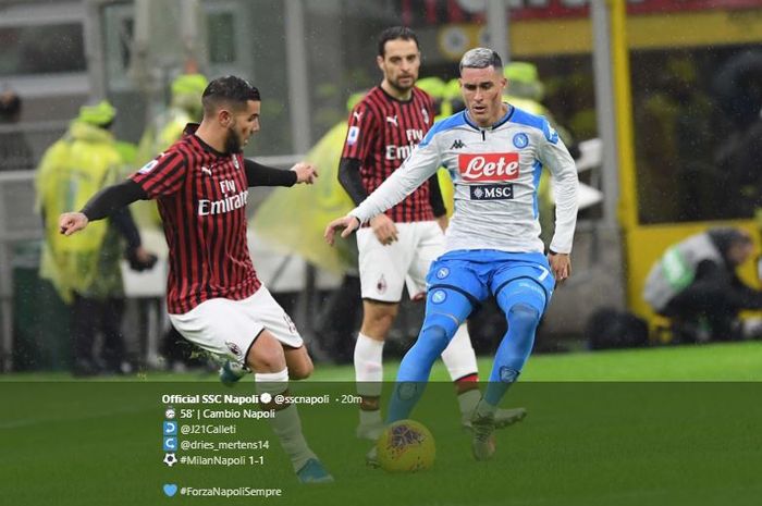 Jose Callejon berebut bola dengan Theo Hernandez pada laga AC Milan Vs Napoli di Stadion San Siro, Sabtu (23/11/2019)