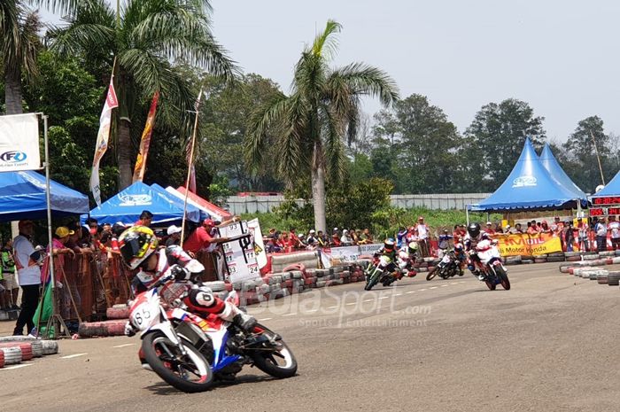 Pembalap Astra Motor Racing Team Kalimantan, Yossie Legisadewo, memimpin dalam ajang Honda Dream Cup 2019 kelas HDC 1 - Sonic 150R/Supra GTR TU Seeded di Sirkuit Lapangan Brigif 15 Kujang II, Cimahi, Jawa Barat, Minggu (24/11/2019).