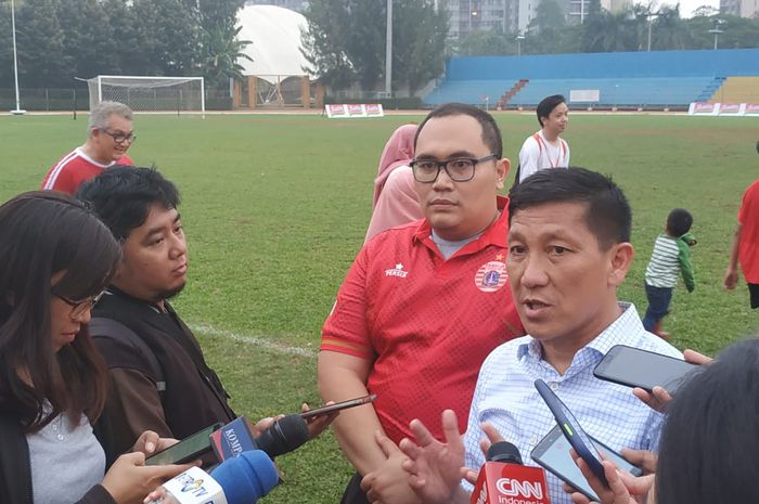 CEO Persija Jakarta, Ferry Paulus menjawab pertanyaan wartawan, di Stadion Soemantri Brodjonegoro, Jakarta, Senin (25/11/2019).
