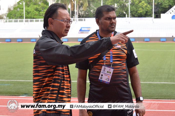 Pelatih timnas U-22 Malaysia, Ong Kim Swee (kiri) jelang anak asuhnya bersua Myanmar pada laga pertama sepak bola putra SEA Games 2019 di Stadion Rizal Memorial, Manila, Senin (25/11/2019) sore WIB. 