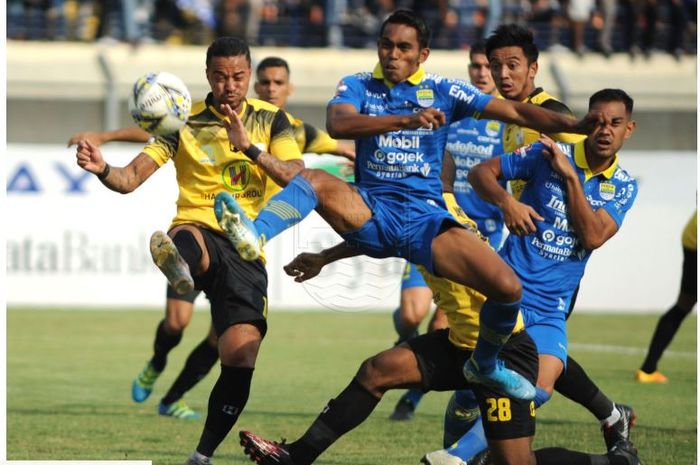 Persib Bandung bermain imbang 0-0 dengan Barito Putera dalam laga Liga 1 2019 di Si Jalak Harupat, Bandung, 24 November 2019.