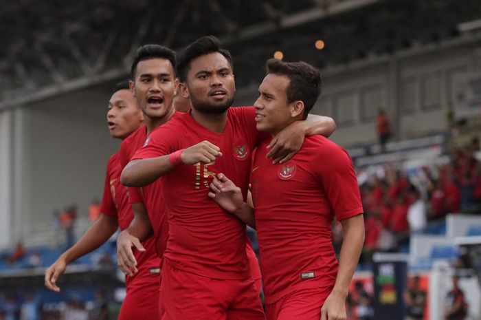 Para pemain timnas U-22 Indonesia merayakan gol Egy Maulana Vikri ke gawang Thailand dalam laga Grup B SEA Games 2019 di Stadion Rizal Memorium, Selasa (26/11/2019).