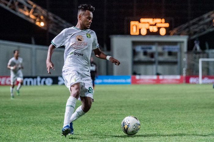 Gelandang Persebaya Surabaya, Alwi Slamat, saat membela timnya melawan Persipura Jayapura pada pekan ke-28 Liga 1 2019.