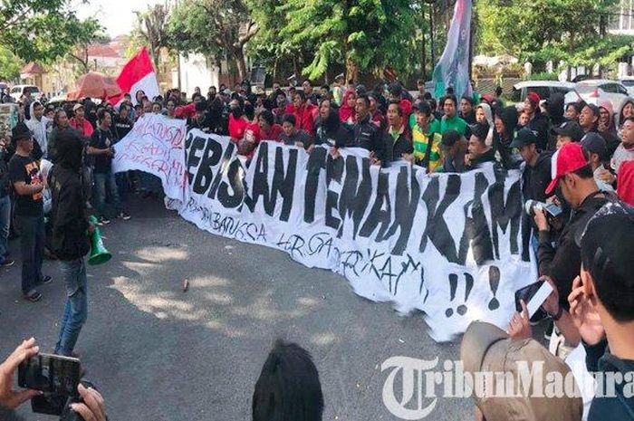 Suporter sepakbola Indonesia di Surabaya saat menggelar aksi solidaritas mengecam penahanan suporter Timnas Indonesia oleh Malaysia, di depan kantor Asprov PSSI Jatim, Jalan Ketampon, Senin (25/11/2019).
