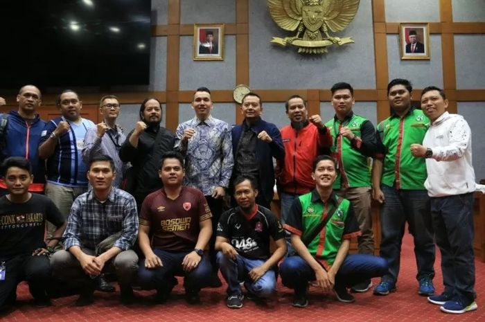 Komisi X DPR RI saat menggelar audiensi bersama Paguyuban Suporter Timnas Indonesia (PSTI) di Kompleks Parlemen, Senayan, Jakarta pada Selasa (26/11/2019).