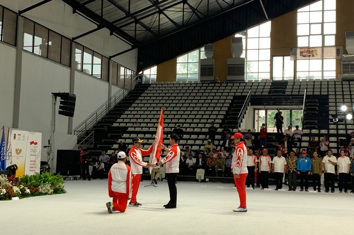 Menteri Pemuda dan Olahraga RI, Zainudin Amali, menyerahkan bendera kepada Ketua KOI, Raja Sapta Oktohari, pada pelepasan kontingen SEA Games 2019 di Jakarta, Rabu (27/11/2019).