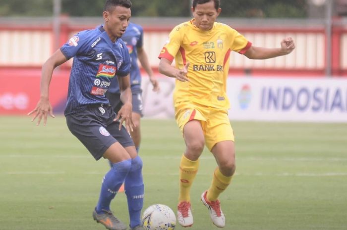 Pemain Arema FC, Rifaldi Bawuo (kanan) dibayangi oleh pemain Bhayangkara FC, Adam Alis, dalam laga pekan ke-29 Liga 1 2019 di Stadion PTIK, Jakarta, Rabu (27/11/2019).