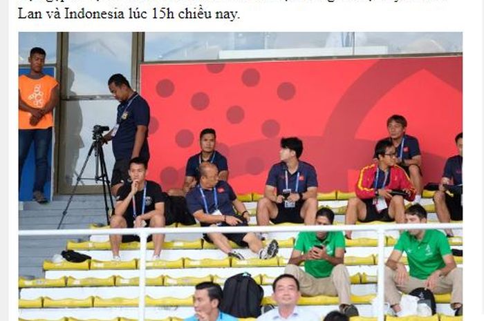 Pelatih timnas U-22 Vietnam, Park Hang-seo, bersama stafnya terlihat di tribune Rizal Memorial Stadium, Manila, saat timnas U-22 Indonesia menghadapi Thailand dalam partai fase grup SEA Games 2019.