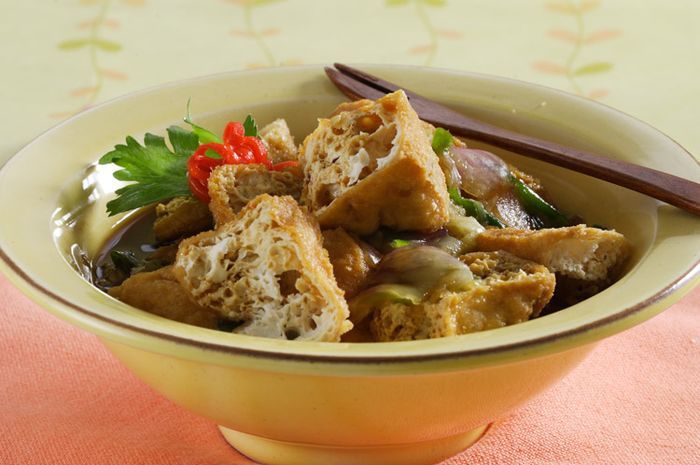 Learn to make a simple yet scrumptious tahu gejrot (fried tofu in sweet spicy sauce) at home with this step-by-step recipe!