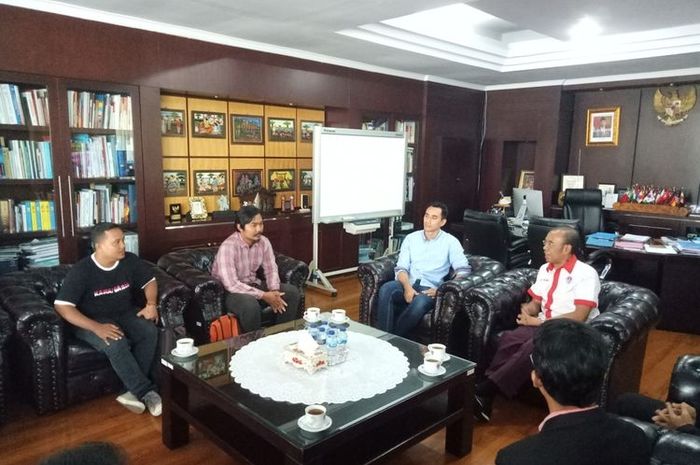 Fuad Naji dan Jovan, suporter timnas Indonesia yang menjadi korban pengeroyokan di Malaysia, saat datang ke Kantor Kemenpora di Jakarta pada Kamis (28/11/2019).