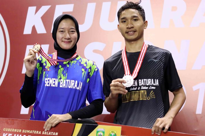Pebulu tangkis asal Sumatra Selatan, Mia Mawarti Utami (kiri), menjadi juara pada Kejuaraan Nasional PBSI 2019 di Palembang, Kamis (28/11/2019)