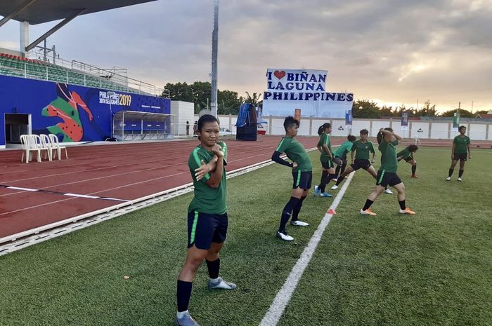 Sesi latihan timnas putri Indonesia di Stadion Binan, Filipina, Rabu (27/11/2019) sore.