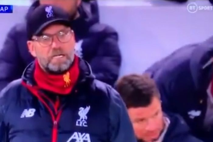 Ekspresi pelatih Liverpool, Juergen Klopp, dalam laga Grup E Liga Champions melawan Napoli di Stadion Anfield, Rabu (27/11/2019).