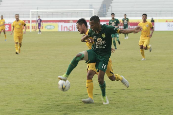 Pemain Persebaya Surabaya Ruben Sanadi berduel dengan pemain Semen Padang dalam laga pekan ke-29 Liga 1 2019 pada Kamis (28/11/2019) di Stadion Batakan, Balikpapan.