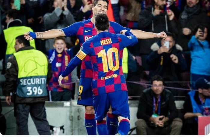 Striker Barcelona, Luis Suarez, melakukan selebrasi bersama Lionel Messi.