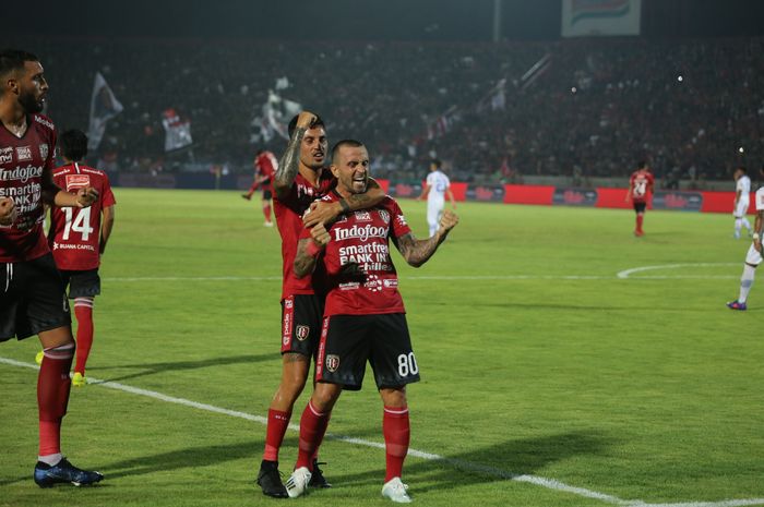 Pemain Bali United Paulo Sergio (depan) dan Stefano Lilipaly (belakang) merayakan gol timnya ke gawang Persib Bandung dalam laga pekan ke-29 Liga 1 2019 pada Kamis (28/11/2019) di Stadion Kapten I Wayan Dipta, Gianyar