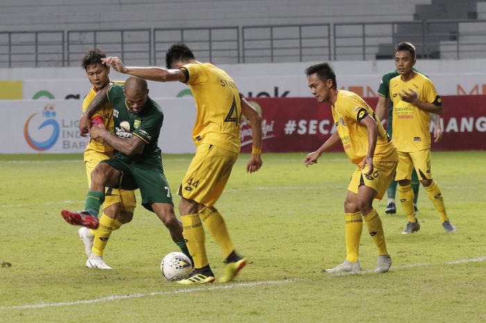 Pemain Persebaya Surabaya David da Silva dikepung pemain Semen Padang dalam laga pekan ke-29 Liga 1 2019 pada Kamis (28/11/2019) di Stadion Batakan, Balikpapan.