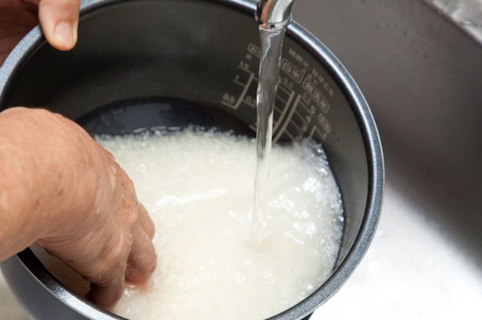 Jangan Langsung Dibuang Ternyata Air Cucian Beras Juga Ada