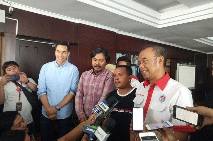 Fuad Naji dan Jovan, suporter timnas Indonesia yang menjadi korban pengeroyokan di Malaysia datang ke Kantor Kemenpora di Jakarta pada Kamis (28/11).