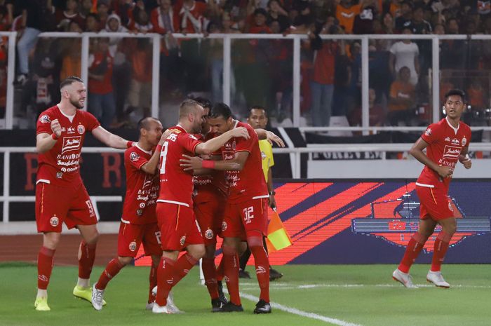 Pemain Persija Jakarta saat melakukan selebrasi usai berhasil mencetak gol kegawang Persipura pada pertandingan liga 1 2019 di Stadion Utama Gelora Bung Karno (SUGBK) Senayan, Jakarta Pusat, Kamis (28/11/2019).