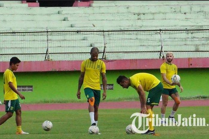 Lima pemain Persebaya mendapat program latihan tambahan menjelang laga kontra Madura United pada pekan ke-30 Liga 1 2019.