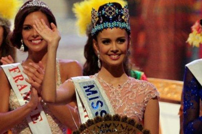 Miss World 2013 Megan Young dari Filipina, melambaikan tangan usai dinobatkan menjadi pemenang pada malam final di Nusa Dua, Bali (28/9). Sebanyak 130 kontestan ajang kecantikan itu beradu kecerdasan dan keindahan untuk meraih mahkota Miss World 2013. 