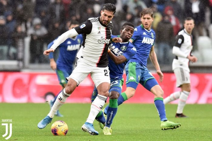 Emre Can dihalang-halangi oleh pemain Sassuolo, Hamed Junior Traore dalam pertandingan pekan ke-14 Liga Italia di Allianz Stadium, Minggu (1/12/2019).