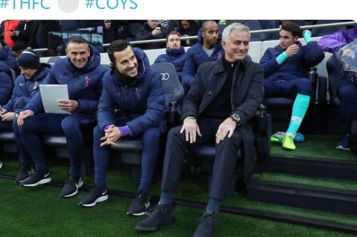 Pelatih Tottenham Hotspur, Jose Mourinho (kanan), tersenyum dalam laga Liga Inggris melawan Bournemouth di Tottenham Hotspur Stadium, Sabtu (30/11/2019).