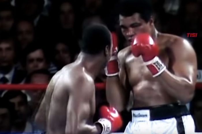 Muhammad Ali bertahan menghadapi Larry Holmes pada pertarungan keduanya, 2 Oktober 1980.